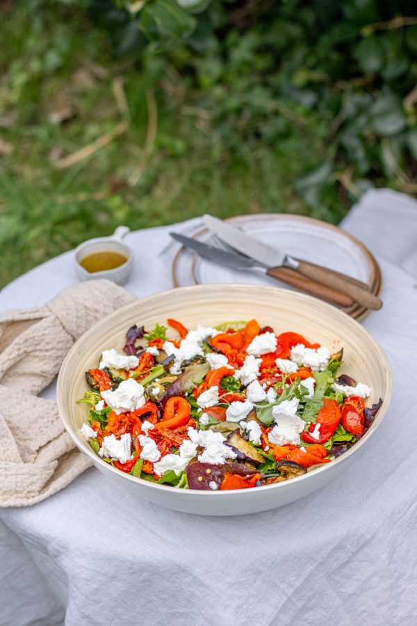 Salade met geroosterde groenten en geitenkaas