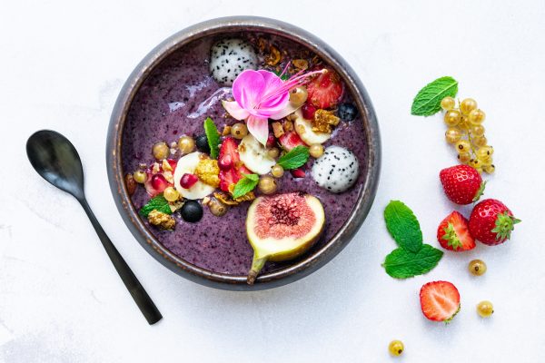Açai bowl met zadentopping en fruit